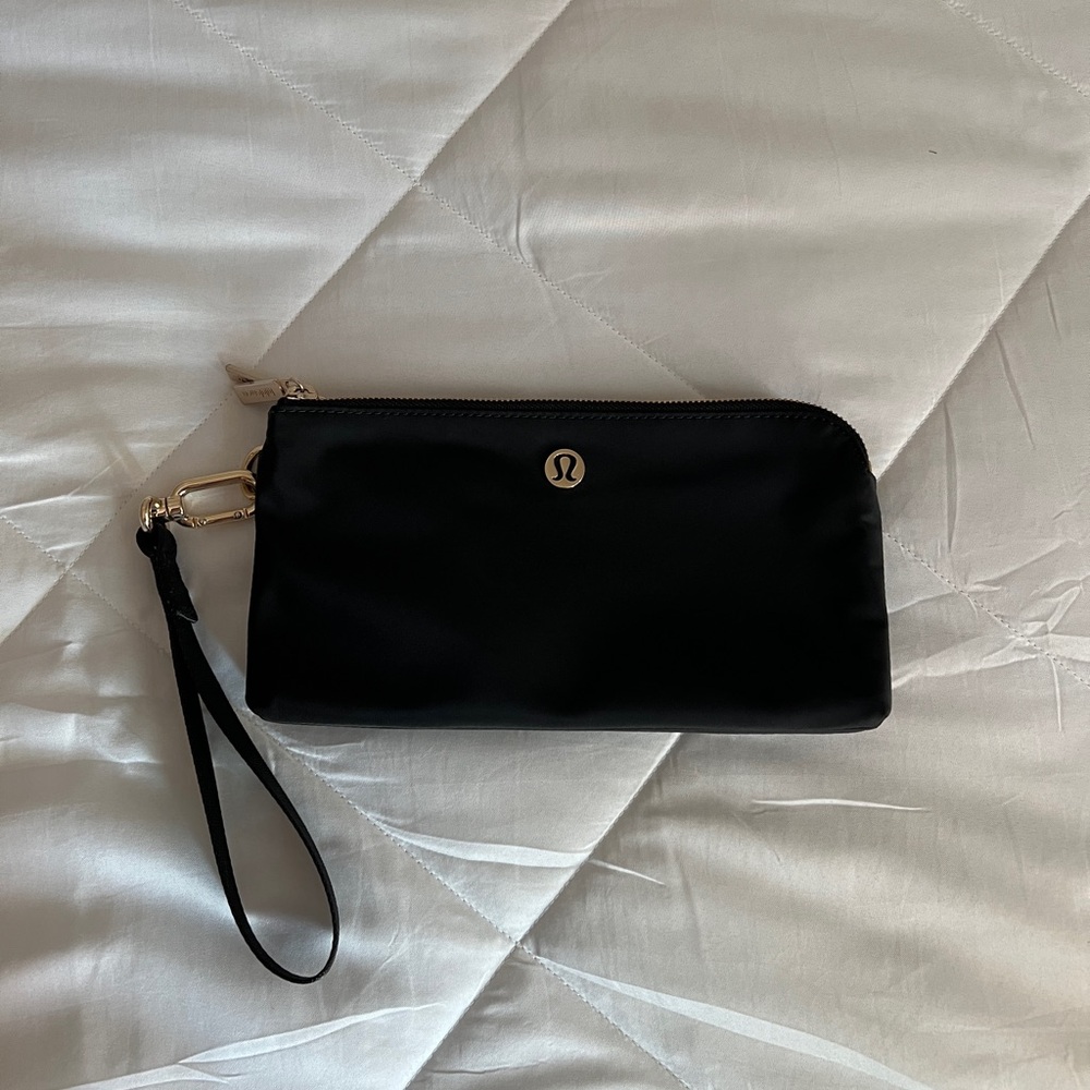 NWOT Lululemon Curved Wristlet in Black with Gold Hardware - Picture 3 of 11